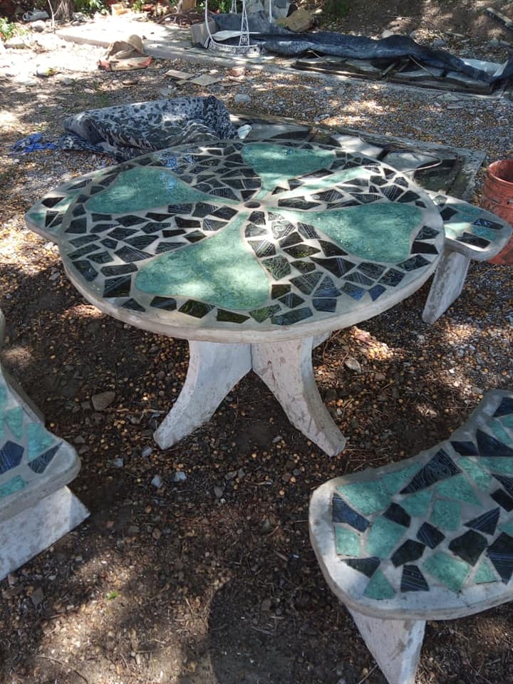 Mesa de Jardín de Cemento con mosaicos negros y verdes