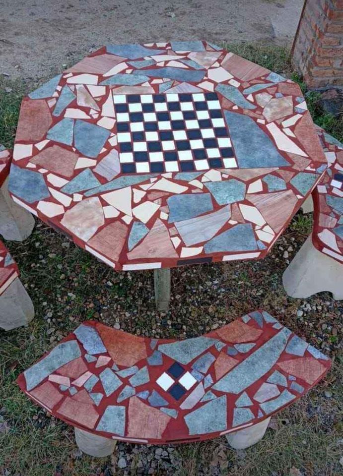 Mesa de Jardín de Cemento con un tablero de ajedrez en el centro